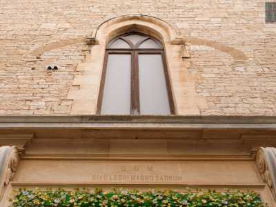 ...notiamo delle snelle finestre in stile gotico-pugliese e l�architrave di accesso alla chiesa con dedica al santo